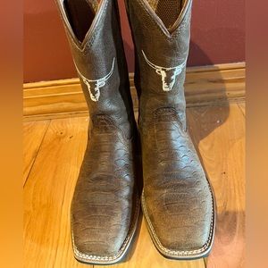 Twisted X Top Hand Boots - Very good condition Size 2. Smoke and Pet Free home!